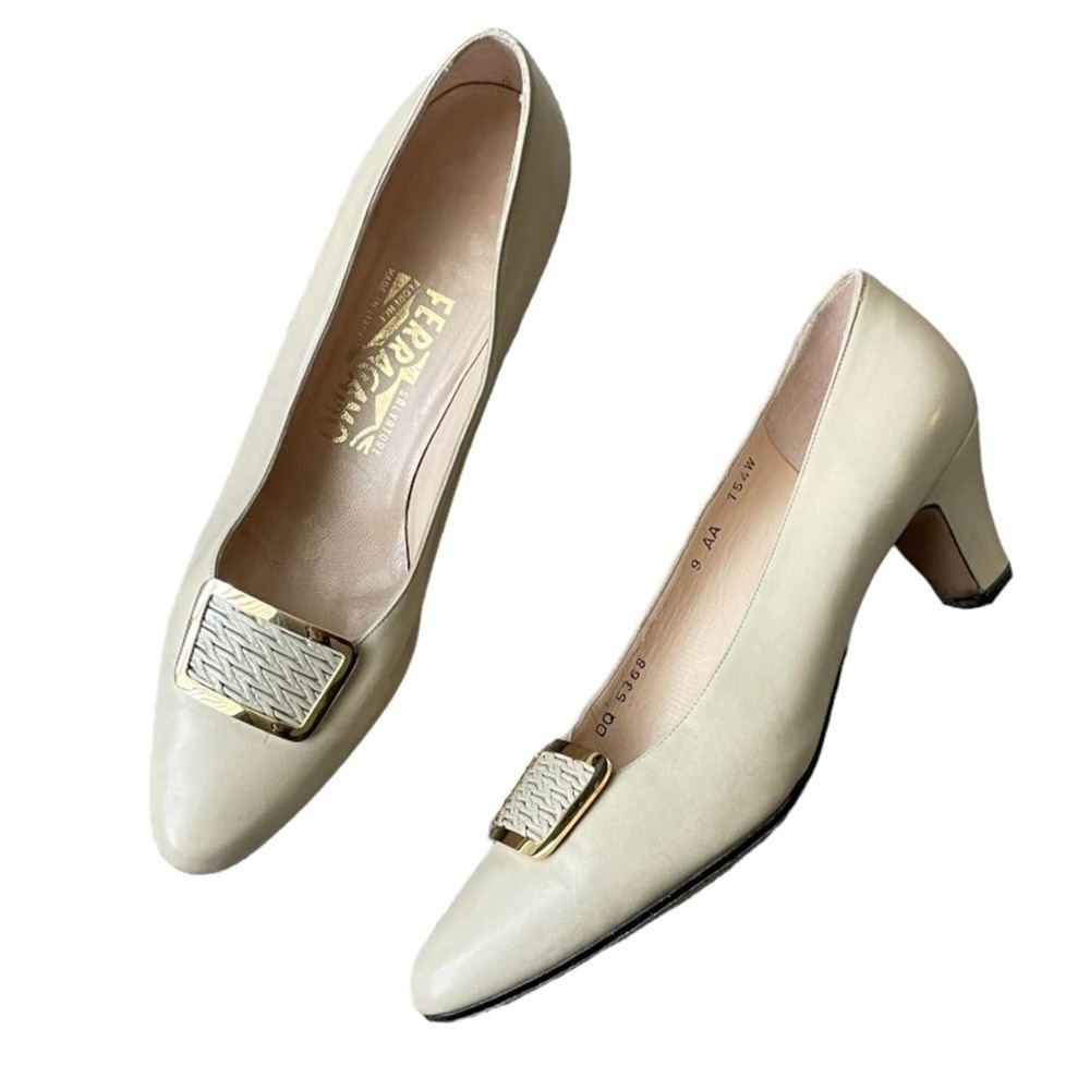 Vintage Salvatore Ferragamo Classic Bone White Leather Pumps 9AA